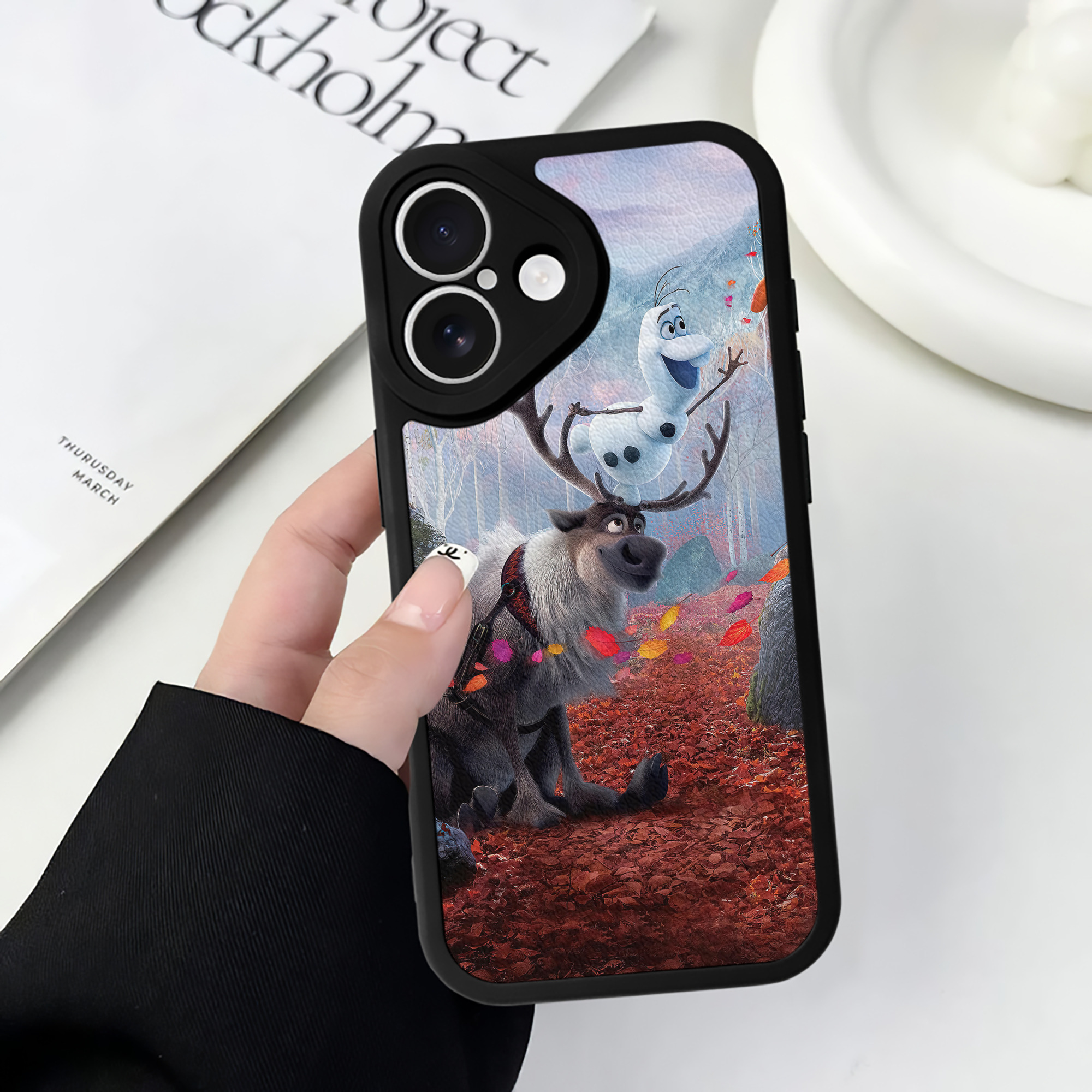（画像用） アナと雪の女王 アンナ エルサ Frozen Anna Elsa 【iPhone 16シリーズ対応】シリコンスマホケース（レザー調） 材質：シリコン